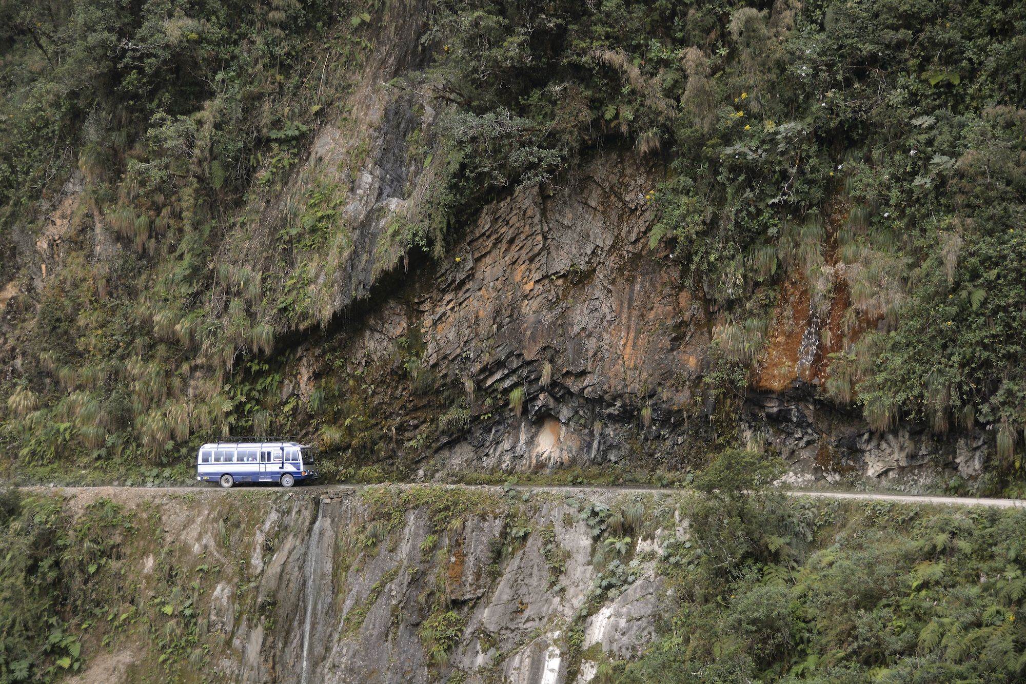 In bus sul "Camino de la Muerte", in Bolivia  © imageBROKER.com/Shutterstock