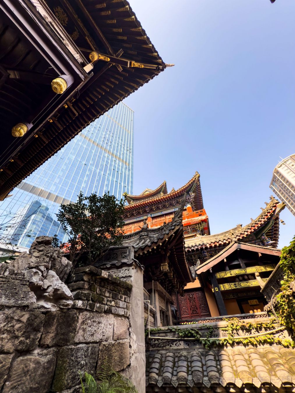 Il dinamismo urbano di Chongqing, con l'affascinante connubio tra architettura tradizionale cinese e grattacieli moderni; © IPA/ALAMY