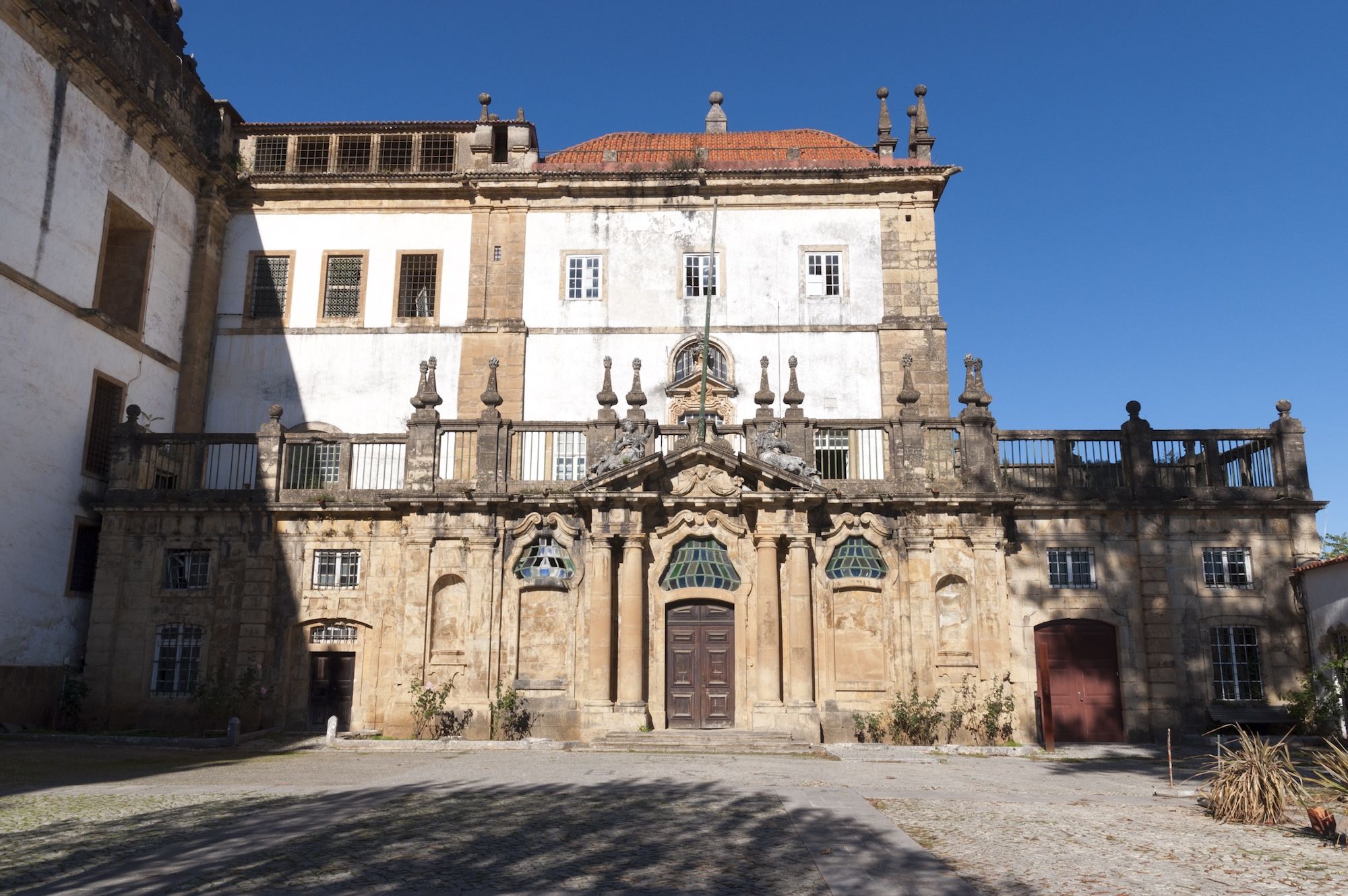 L’esterno del Monastero di Santa Clara-a-Nova a Coimbra © Jorge das Neves. Courtesy of Anozero – Bienal de Coimbra