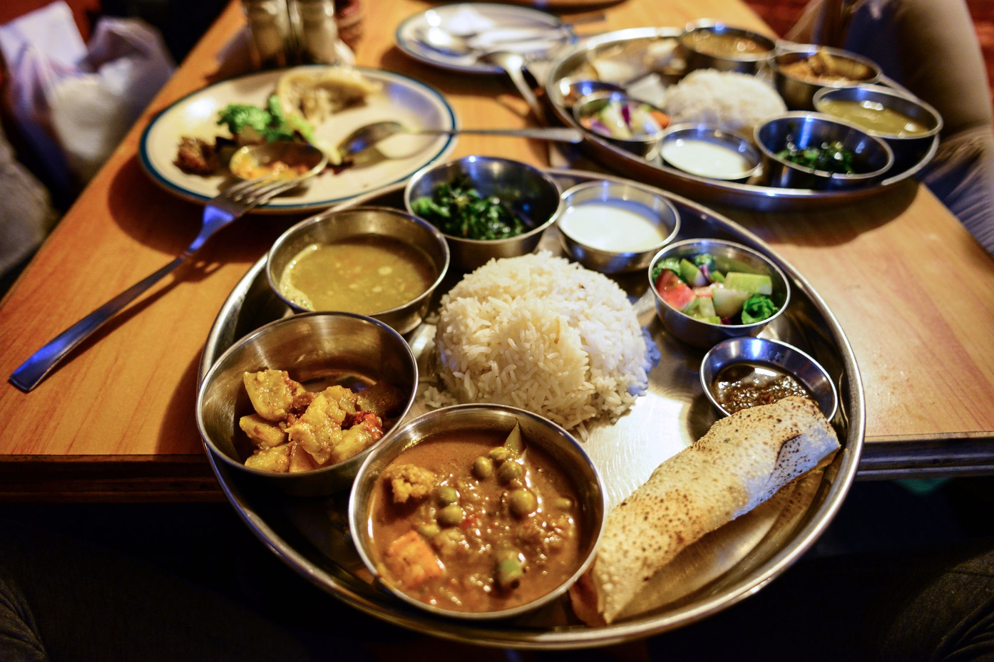 Una versione raffinata del daal bhat a Kathmandu © Maya Karkalicheva / Getty Images