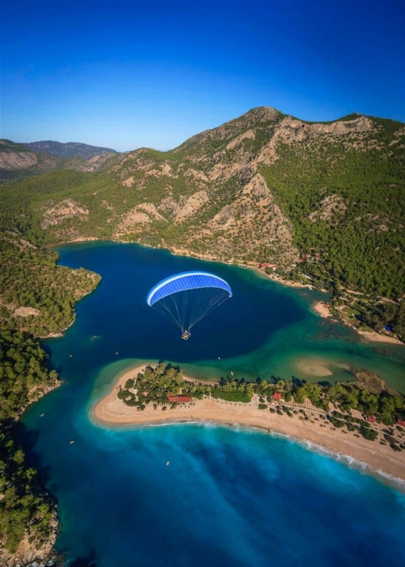 Dal parapendio si gode una spettacolare vista panoramica della magnifica spiaggia di Ölüdeniz in Turchia © Danita Delimont / Getty Images