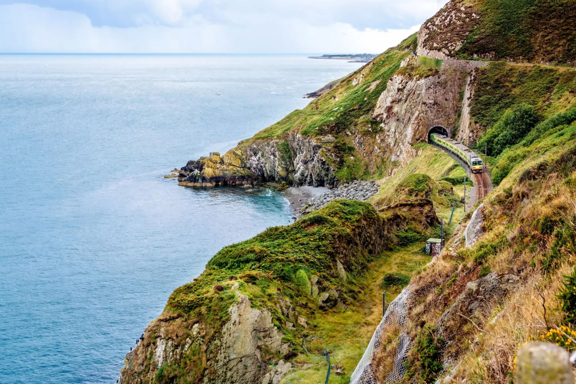 Un treno percorre la costa tra Dublino e Greystones. Foto di Dawid Kalisinski/Getty Images