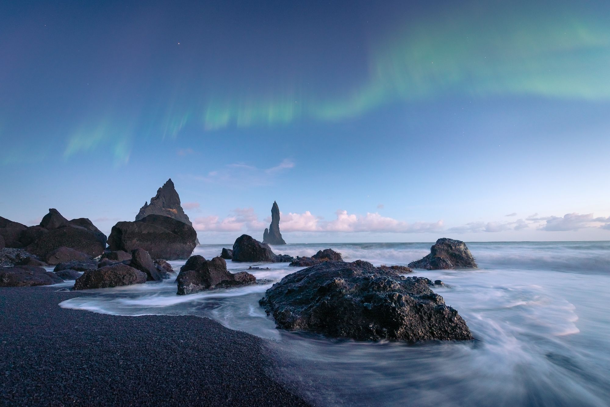 Potreste avere la fortuna di vedere l’aurora boreale danzare sulla spiaggia di Reynisfjara © Natapong Supalertsophon / Getty Images