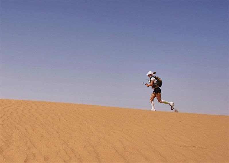 Di corsa sulla cresta di una duna: è la leggendaria Marathon des Sables. ©Jean-Philippe Ksiazek/Getty Images
