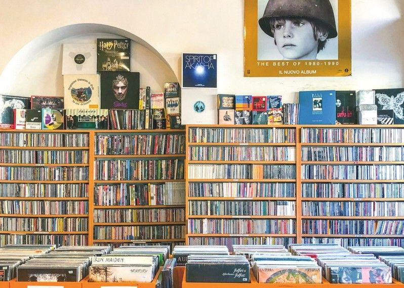 Dischivolanti, e la sua collezione di punk italiano anni ’70, Milano. ©Luigi Farrauto/Lonely Planet Italia