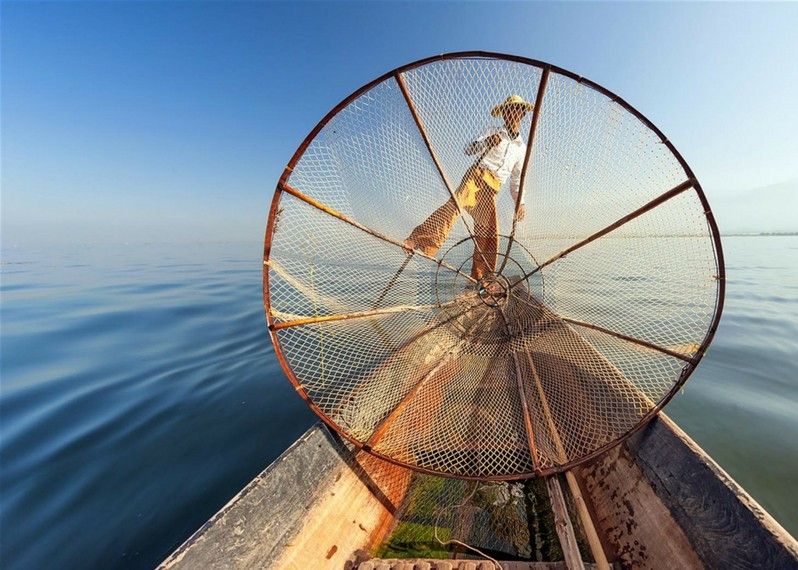 Dovrete avere un eccezionale senso dell’equilibrio per imitare i leggendari pescatori del lago Inle, Myanmar © Serwsq / Getty Images