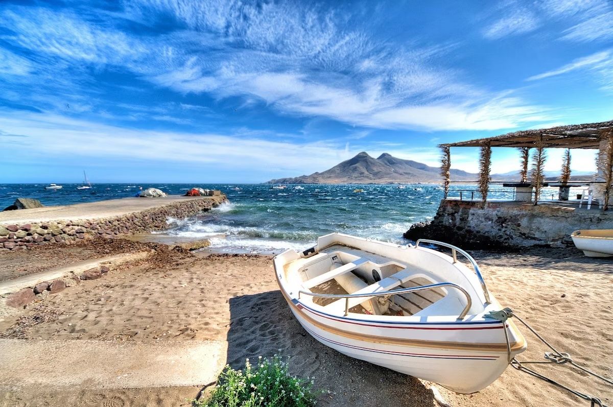 Distendetevi e godetevi il sole autunnale su una delle ampie spiagge del Parque Natural del Cabo de Gata-Nijar. Ventura Carmona/Getty Images