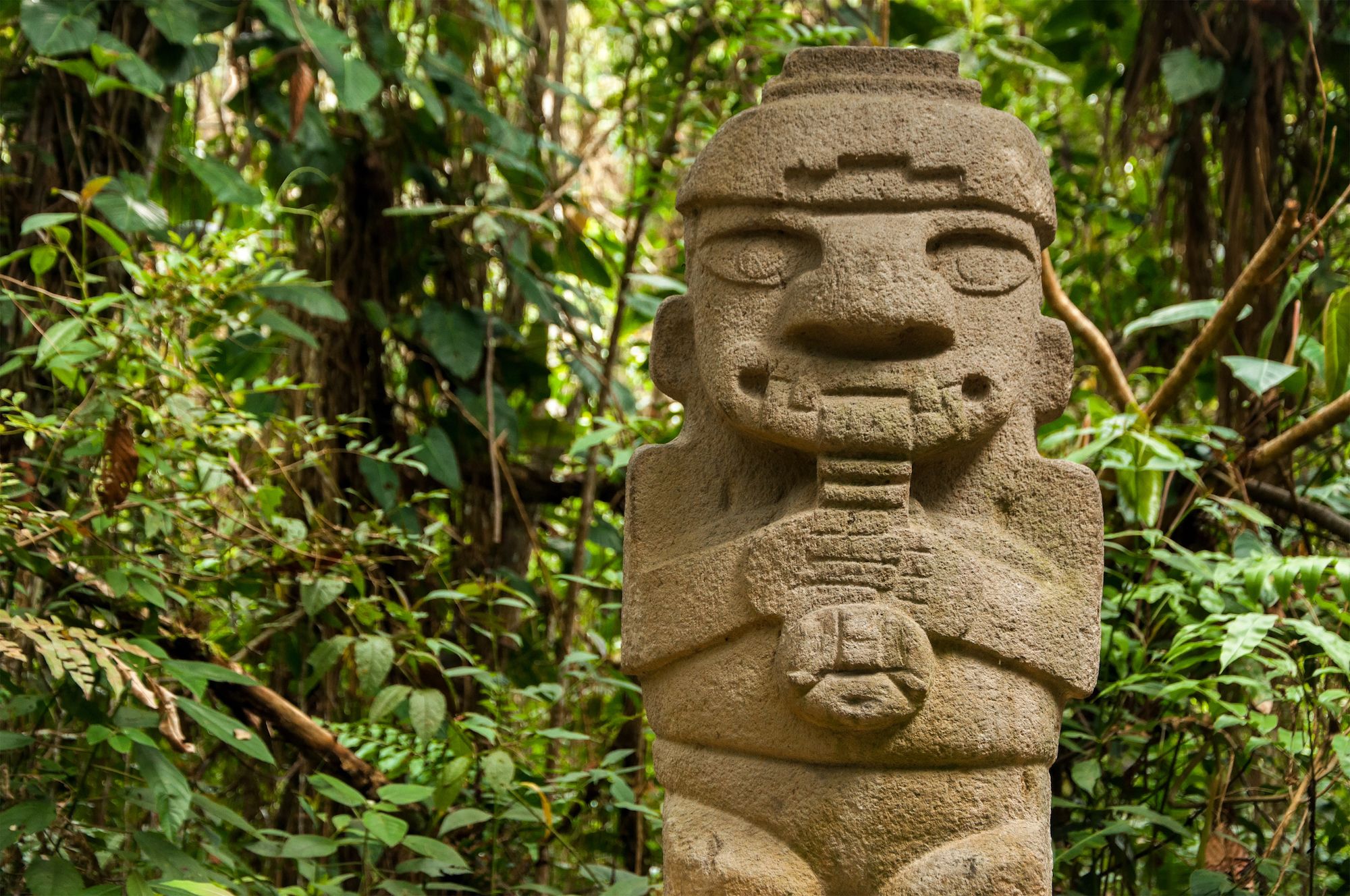 Una delle antiche statue pre colombiane a San Agustin, in Colombia © Jess Kraft