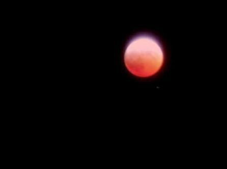 Eclissi in rosso - fotografia di Stefano Mazzotta