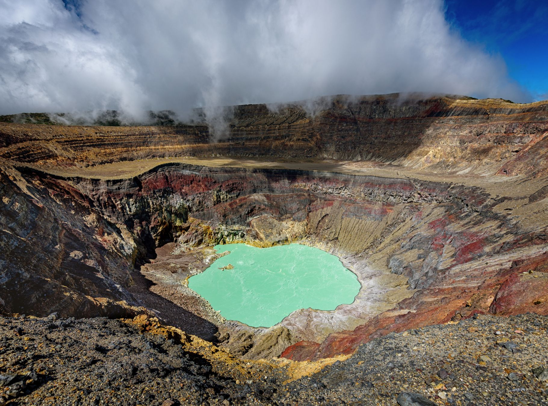 Fate un’escursione al lago di Ilamatepec, nel cratere del Santa Ana, un vulcano attivo © mbrand85
