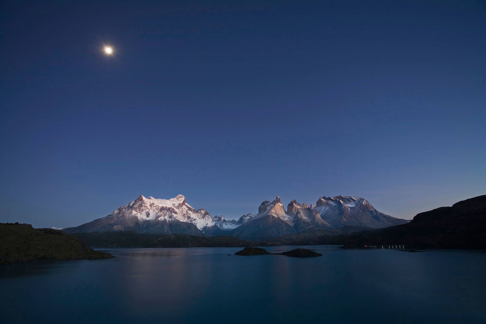 Alba con vista sul massiccio Torres del Paine presso il Lago Pehoe, nel Parco Nazionale Torres del Paine, Cile ©imageBROKER/Alamy Stock Photo