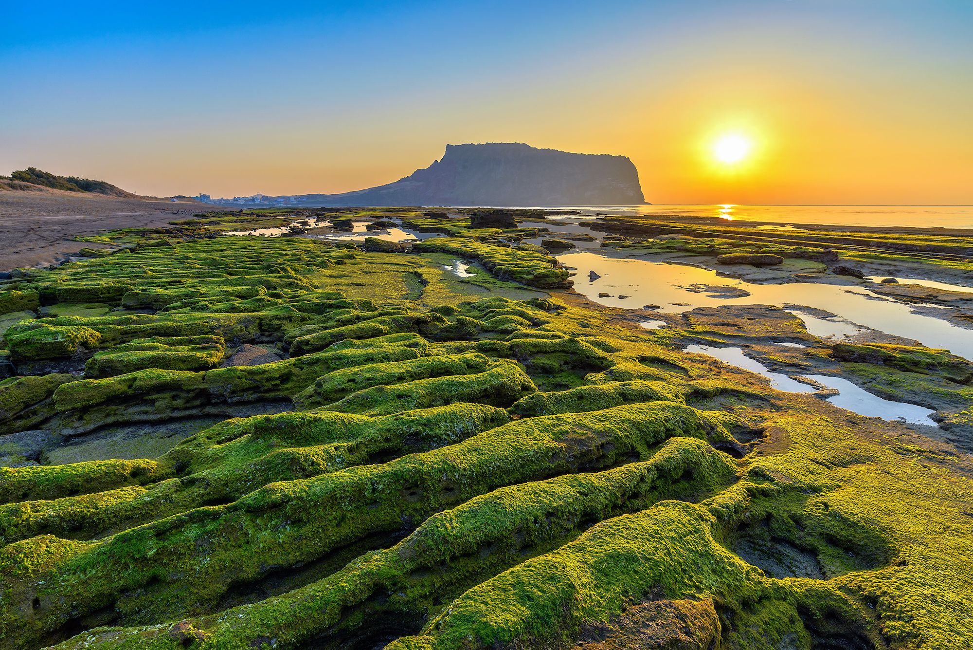 L’alba sulla spiaggia di Jeju-do, in Corea del Sud ©Noppasin Wongchum/Shutterstock