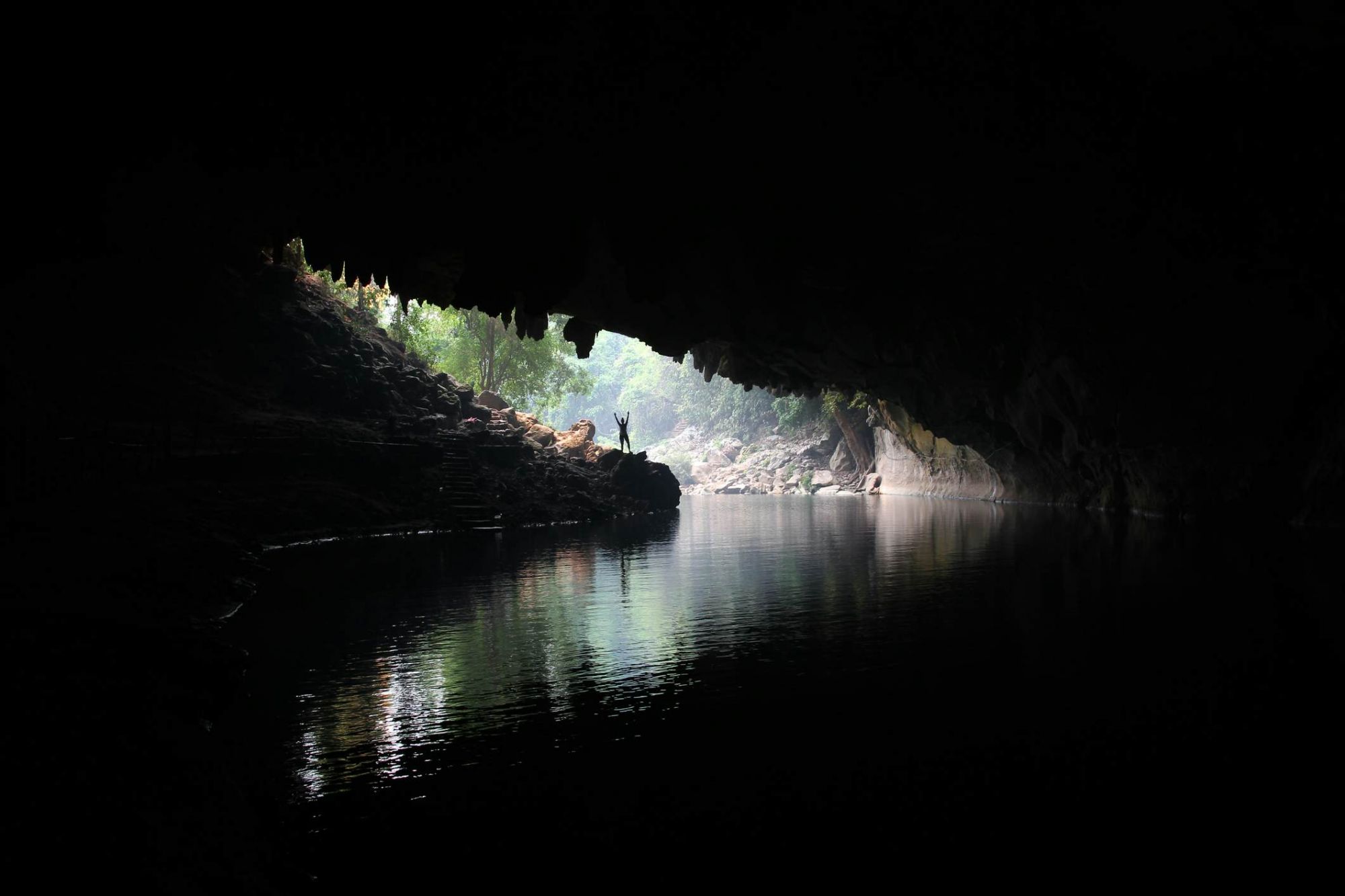 L’ingresso della grotta di Tham Kong Lor sembra il portale che schiude un mondo fantastico. © evenfh/Getty Images