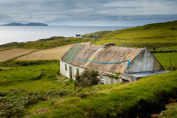Un cottege abbandonato a Clare Island ©Vincent MacNamara/Shutterstock