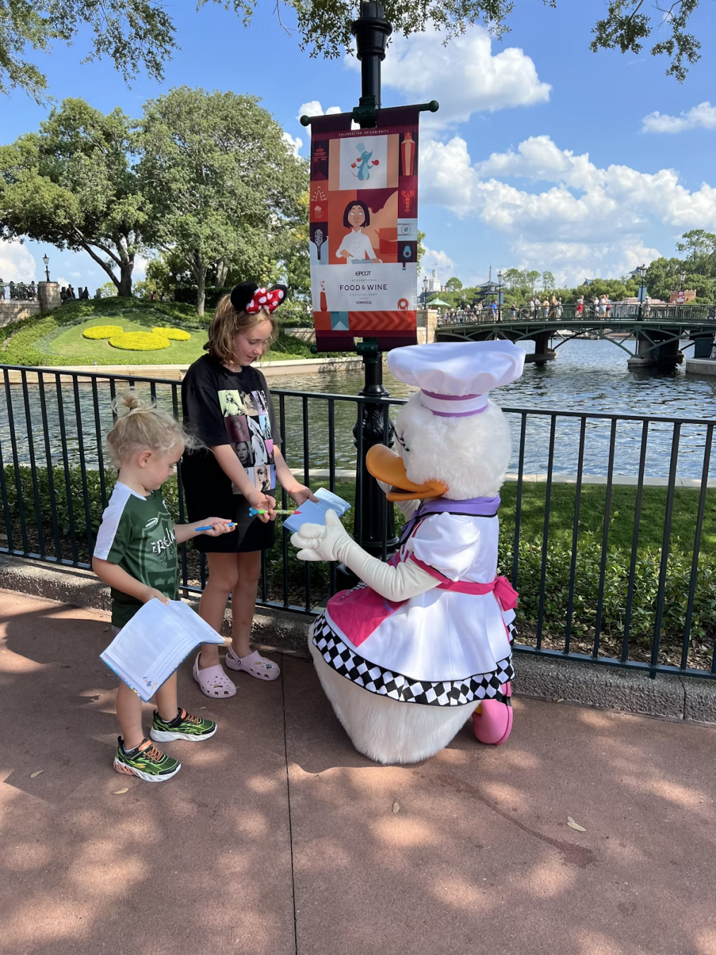 Disney World è un luogo costoso. Abbiamo pensato di spendere soldi in libri e penne per gli autografi, perché migliorano l’esperienza