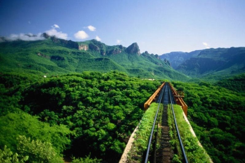 Ferrocarril Chihuahua Pacifico, attraversa òa Barranca del Cobre. Foto di Phil Schermeister/The Image Bank/Getty Images