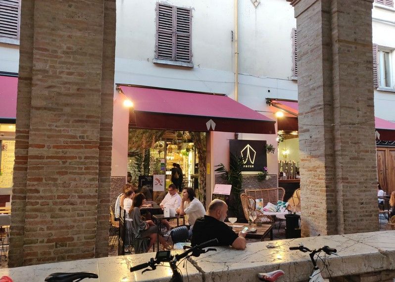 Foyer, tavolini esterni coi banchi della Vecchia Pescheria, Rimini. © Stefano Brandini / Lonely Planet Italia