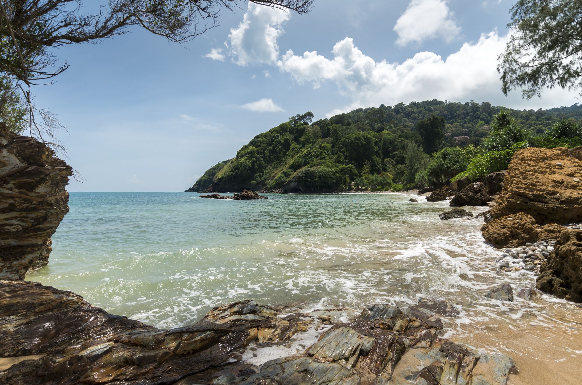 Formazioni rocciose nella penisola del Parco nazionale di Mu Koh Lanta in Thailandia ©Tapsiful/Getty Images