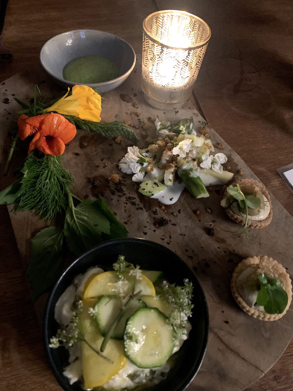 I piatti ispirati ai fiori del ristorante Lepelblad © Giulia Grimaldi/Lonely Planet Italia