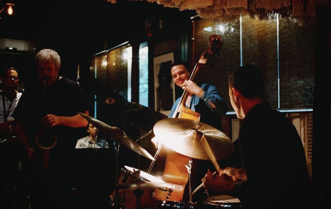 Musicisti si esibiscono dal vivo all’Ornithology Jazz Club. © Ornithology Jazz Club