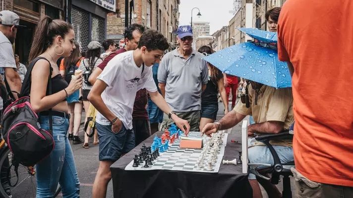 Una partita a scacchi a Brick Lane. Alena Veasey/Shutterstock