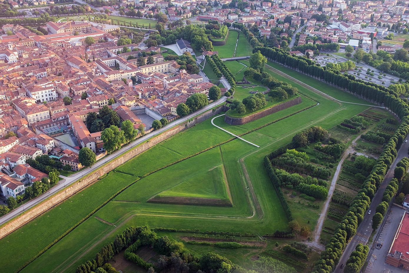 Lucca, un dettaglio delle mura. Credits orso bianco / Shutterstock