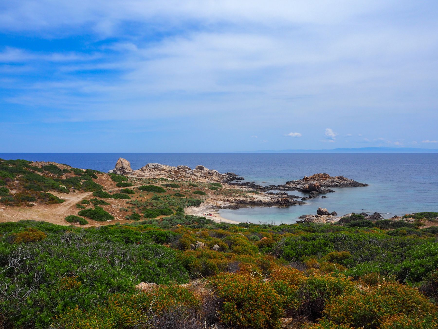 Bagnanti in spiaggia vicino a Punta Sabina all'Asinara