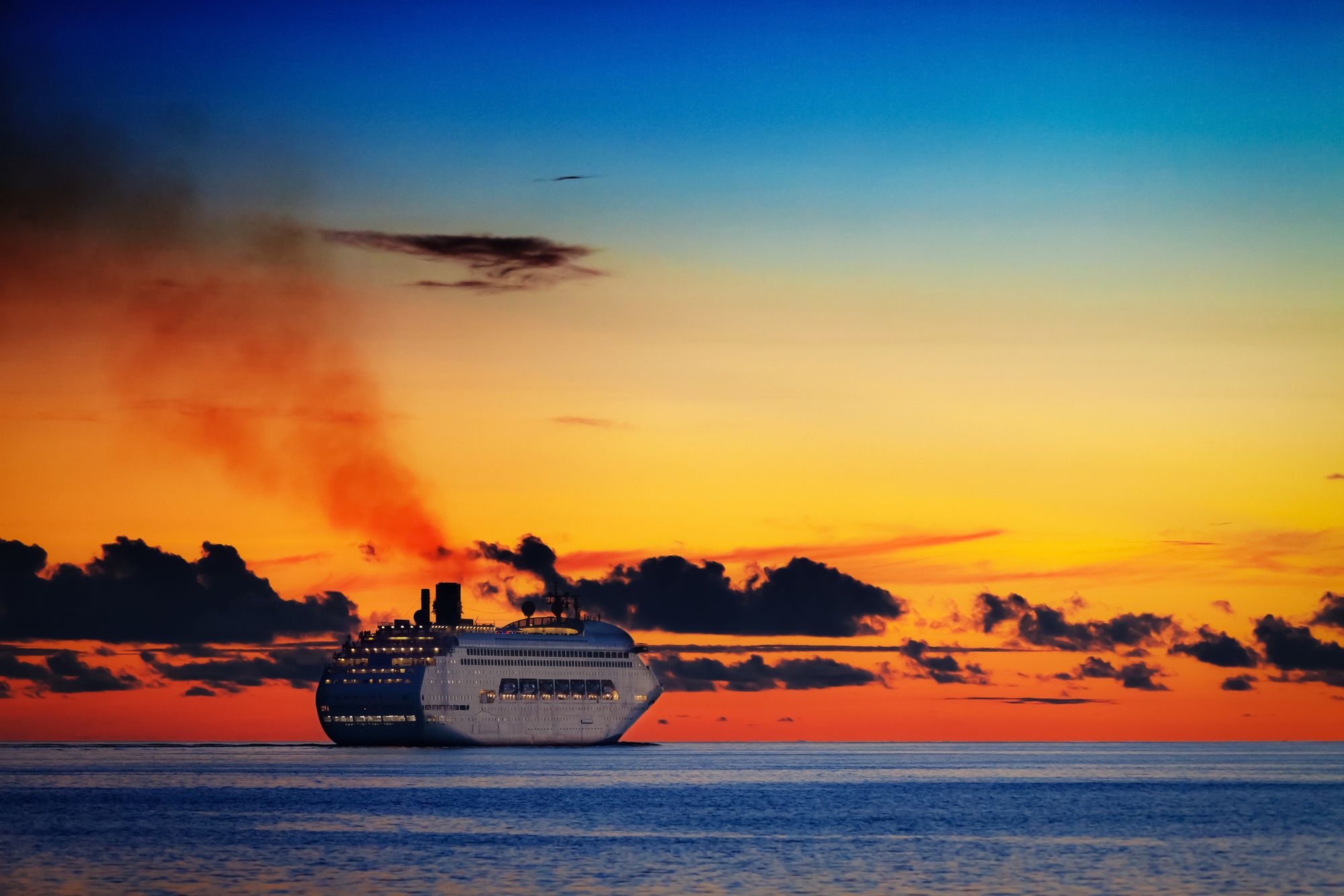 Una nave da crociera che naviga nella calma del mare al tramonto ©Tero Hakala / Shutterstock
