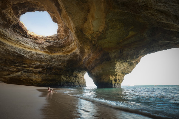 La spiaggia di Benagil in Algarve ©Westend61/Getty Images