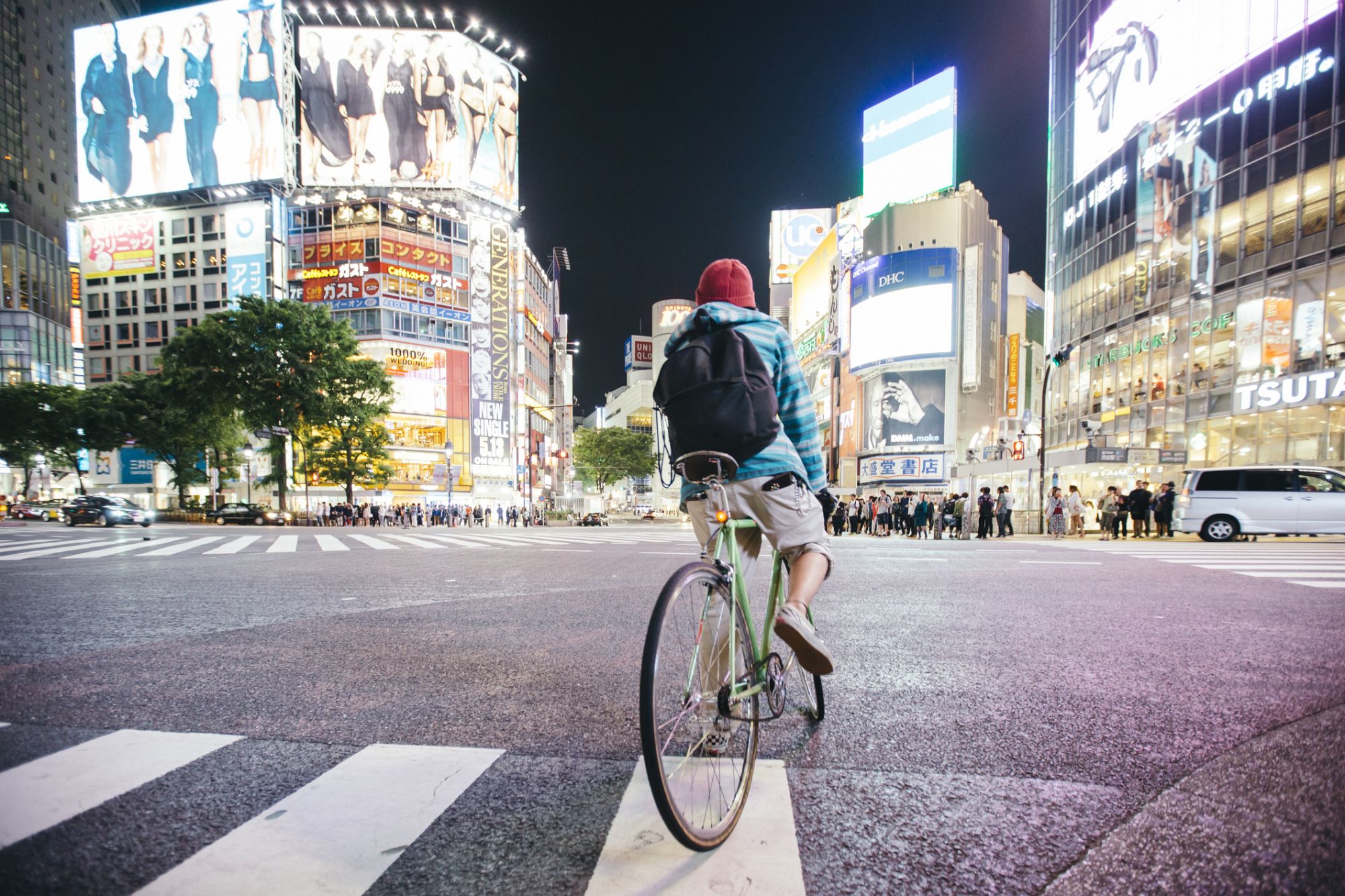 Ragazzo con bici a Tokyo, Giappone
