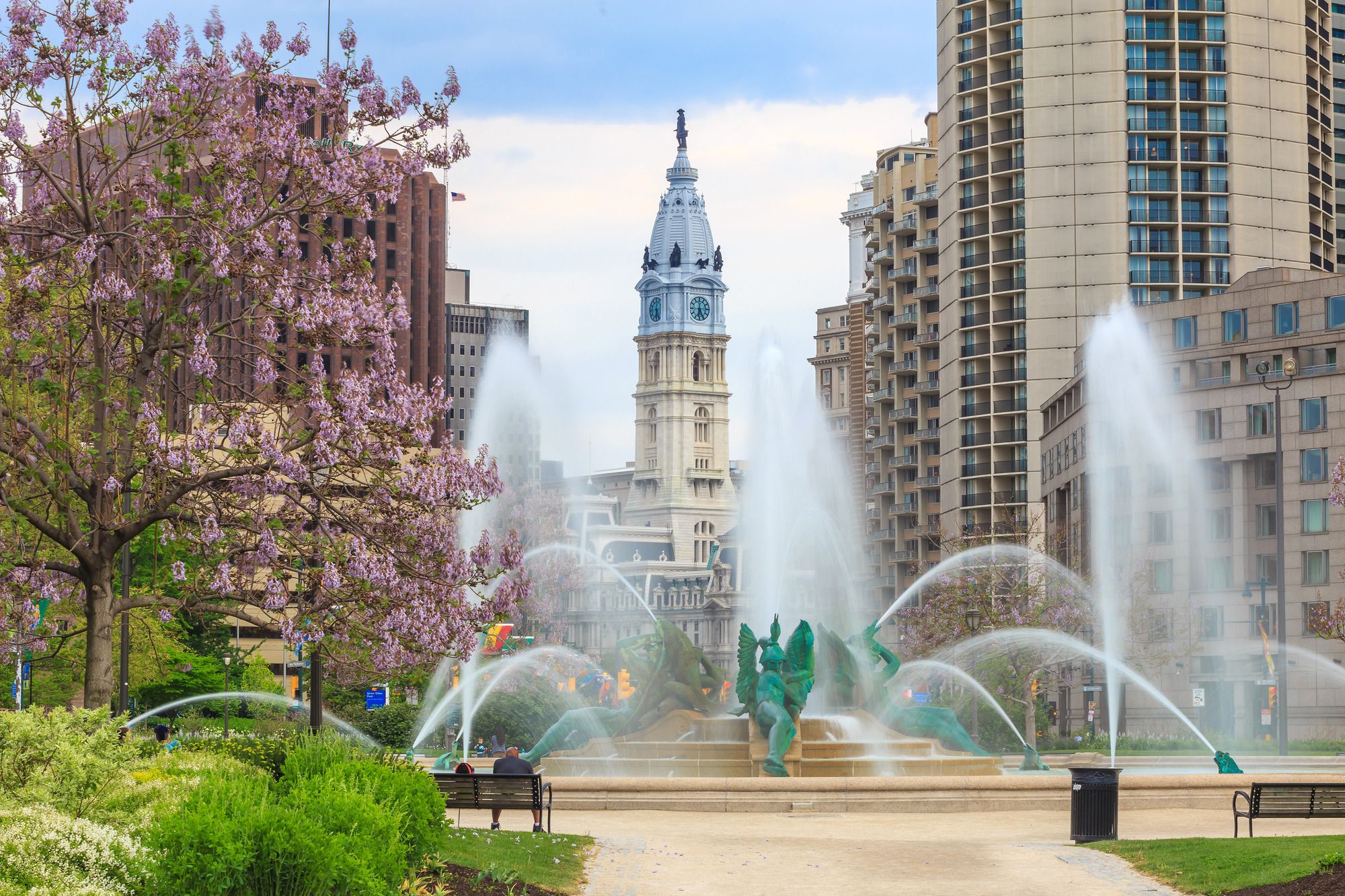 La Swann Memorial Fountain con sullo sfondo la City Hall di Philadelphia ©f11photo/Shutterstock
