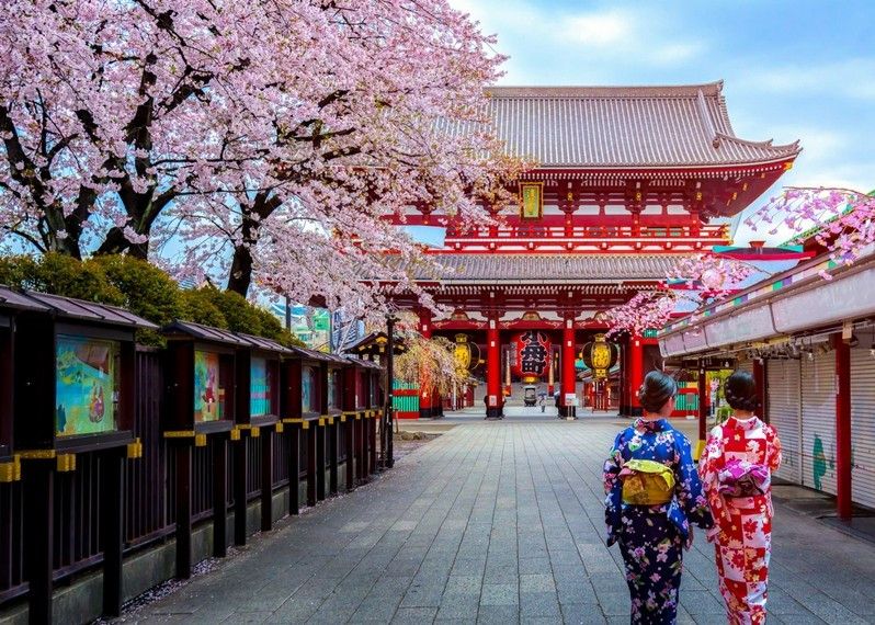Geishe in abiti tradizionali camminano verso il Tempio Sensoji a Asakusa, Tokyo. ©Phattana Stock/Shutterstock