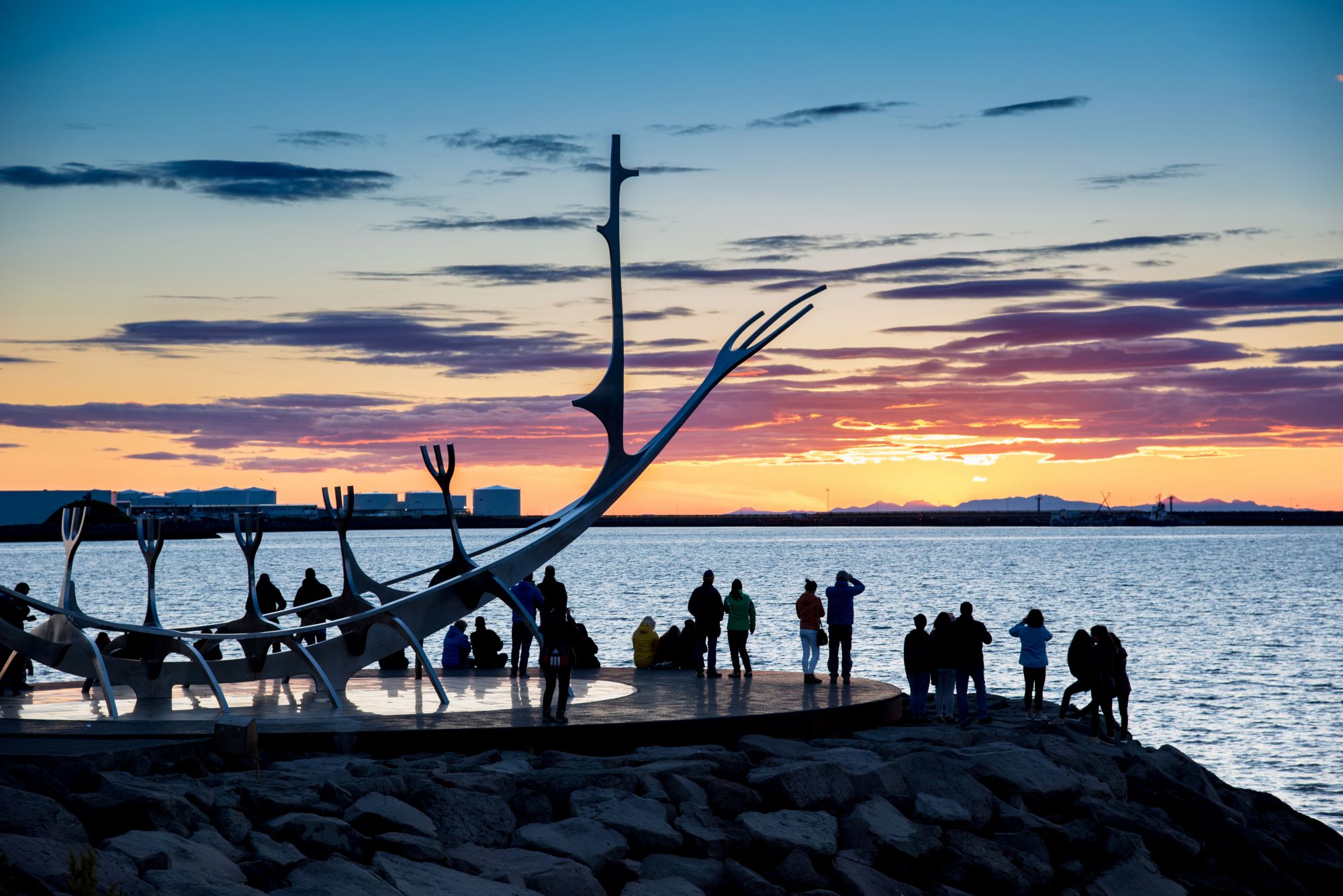 Osservare il tramonto davanti alla scultura Solfar (Sun Voyager) di Jón Gunnar Árnason a Reykjavik © Andrij Vatsyk / Shutterstock