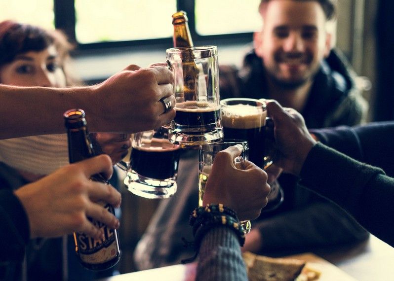 Gli ostelli mettono a disposizione spazi in comune dove bere una birra con gli altri viaggiatori. Rawpixel.com / Shutterstock
