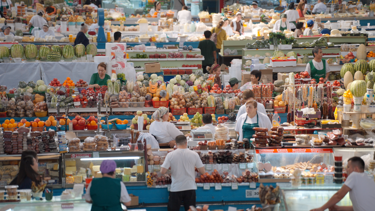 Bazar Verde, Almaty; © Luca Schilirò