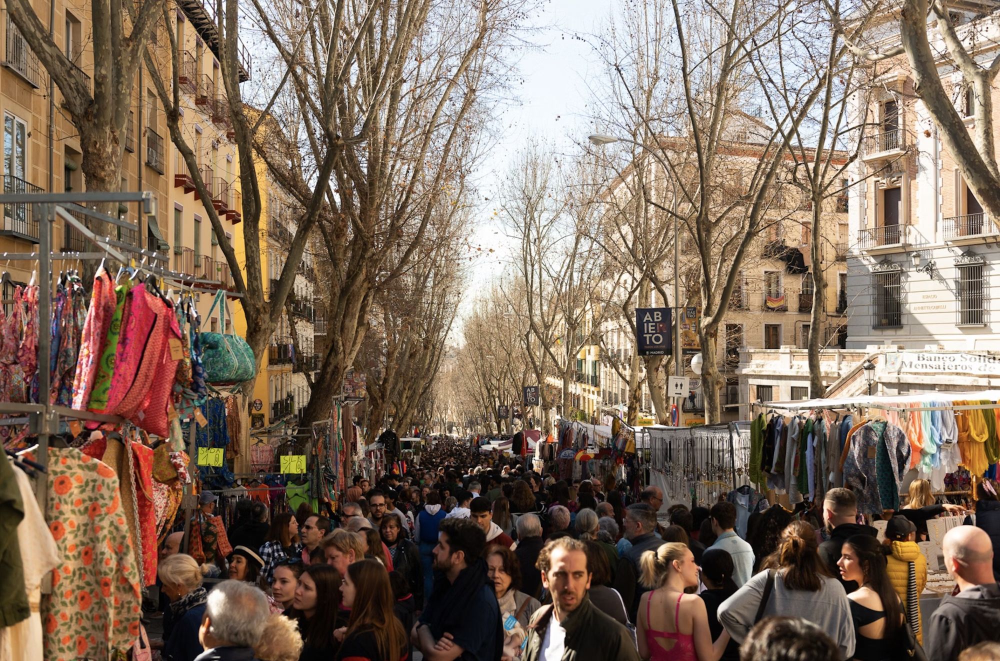Il mercato di El Rastro si tiene ogni domenica e camminare tra i banchi è gratuito © Austin Bush