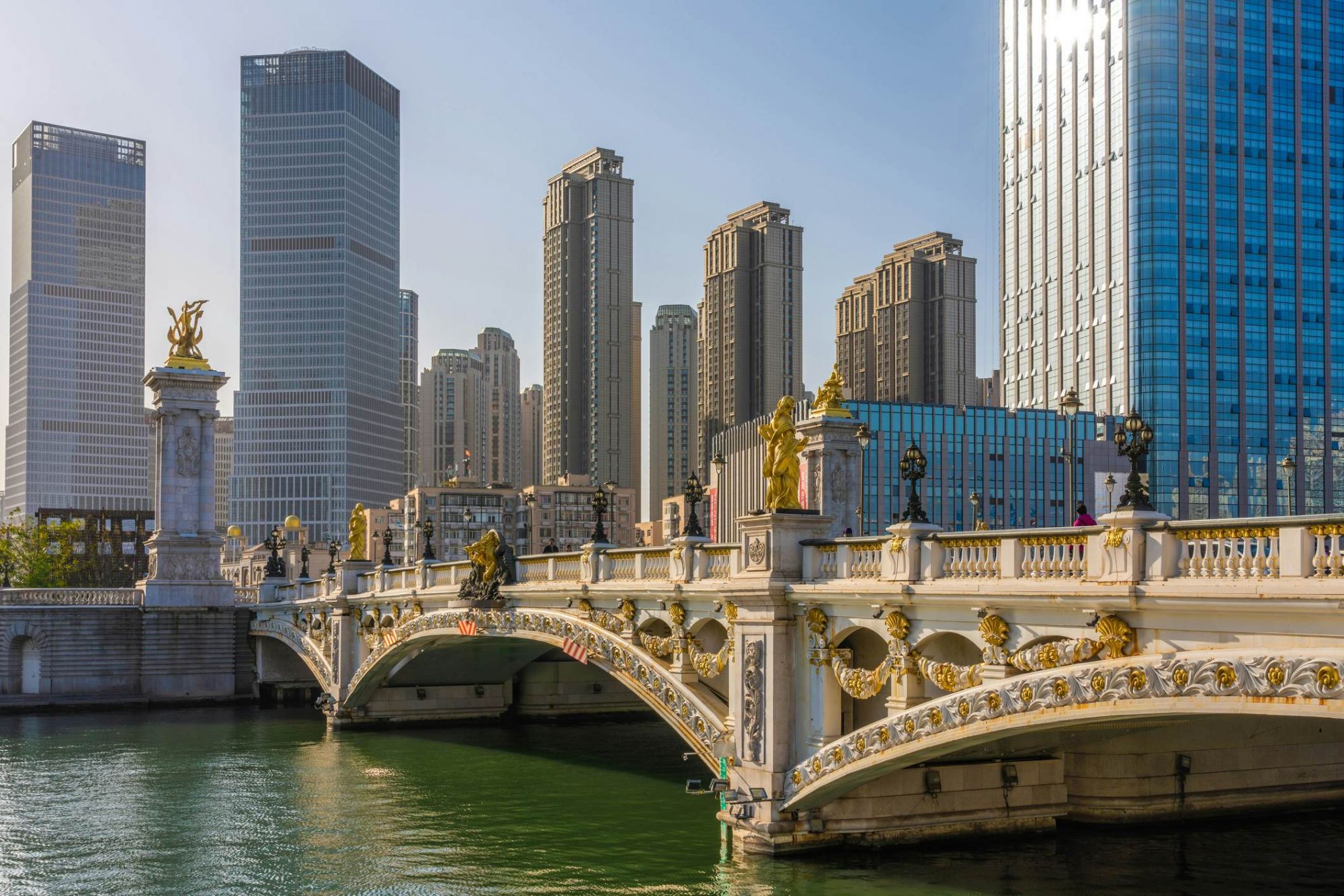 Sculture in stile europeo ornano il ponte Bei’an. © stockinasia/Getty Images