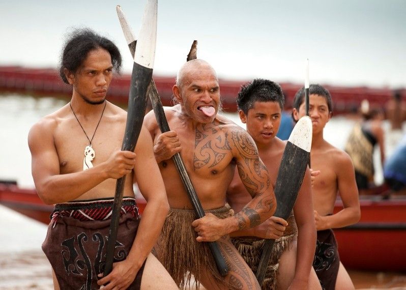 Guerrieri Maori con tatuaggi tradizionali a Waitangi, North Island, Nuova Zelanda.
