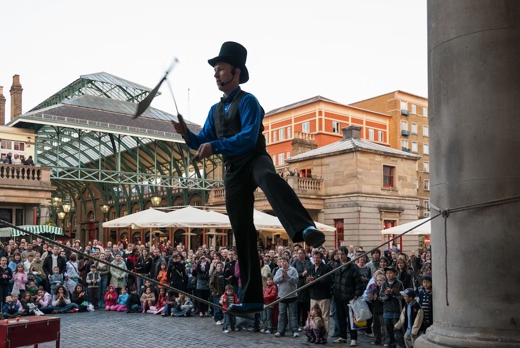 C’è sempre gente agli spettacoli degli artisti di strada a Covent Garden. © dinosmichail / Shutterstock