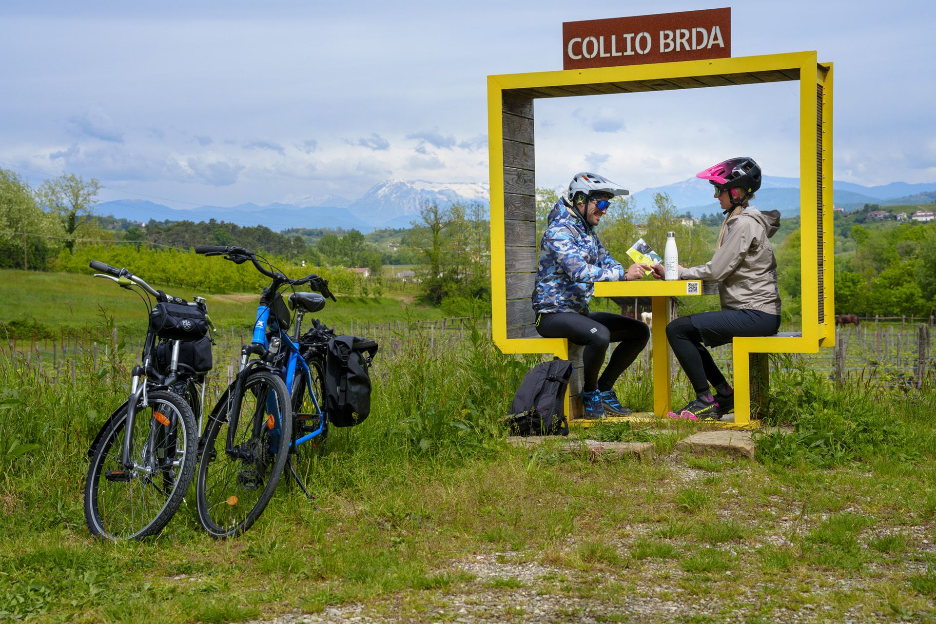 Ciclisti fanno una sosta percorrendo l’anello dei Vigneti del Collio e della Brda © PromoTurismoFVG