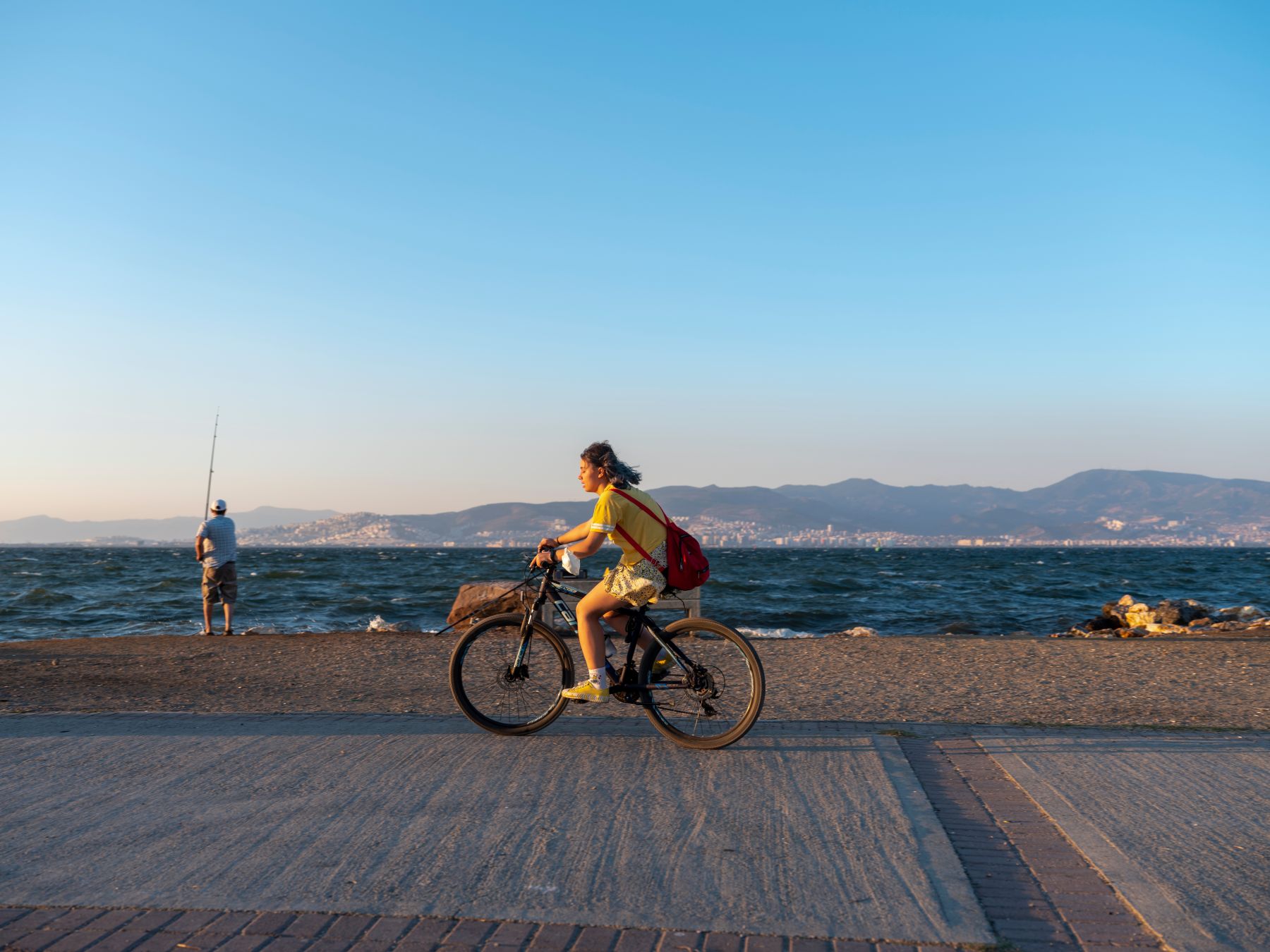Una ragazza in bicicletta a Izmir