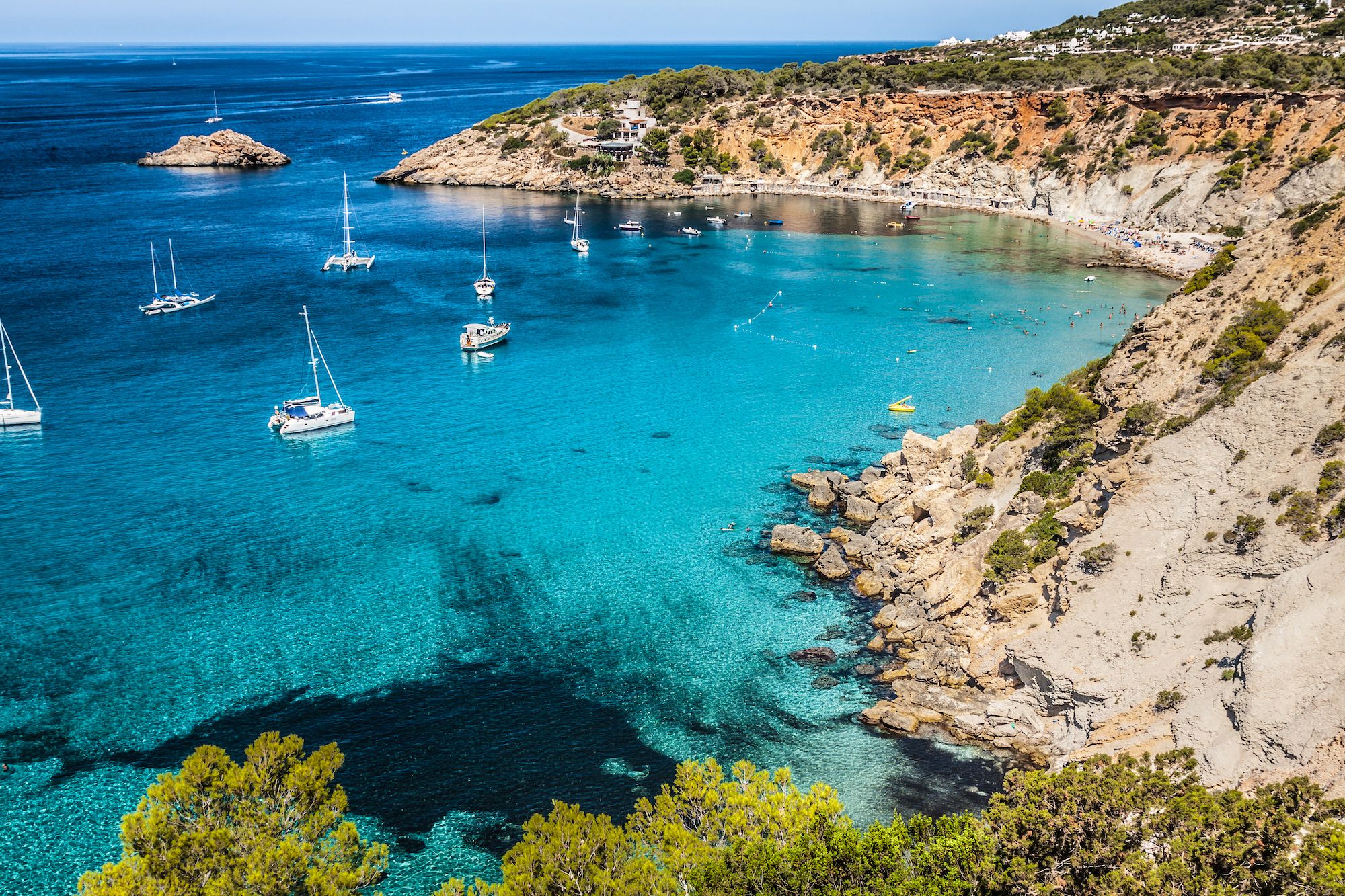 Andate in cerca di pace tra le calette di Ibiza ©Lukasz Janyst