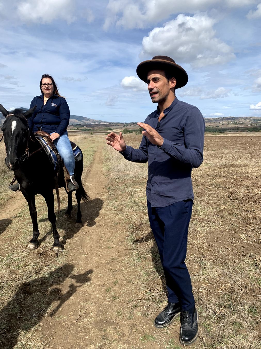 Uno dei nostri autori si prepara a salire a cavallo in Basilicata @ Giulia Grimaldi/ Lonely Planet Italia