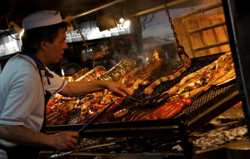 Non perdete occasione di assaggiare la rtadizionale parrilla ©Troy Rowe/Lonely Planet