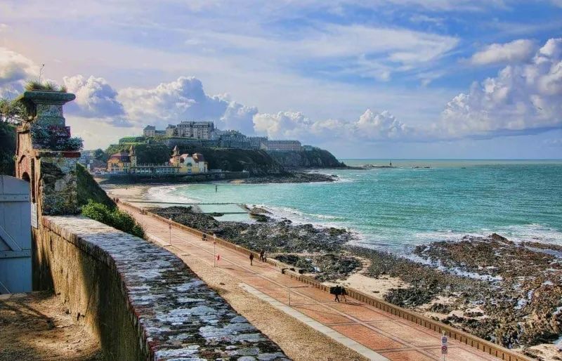 Vista su Granville e la sua costa dalla Haute Ville, una destinazione ideale per un weekend al mare in Normandia. david debray - AdobeStock