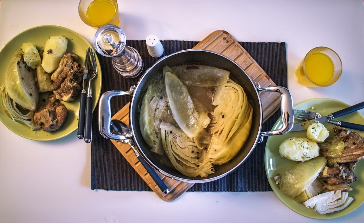 Una pentola di fårikål. kristerleon/Shutterstock