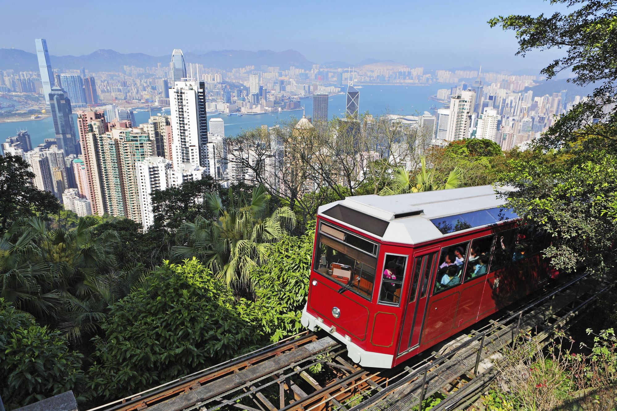 Il tram che sale verso Victoria Peak, Hong Kong ©leungchopan/Getty Images