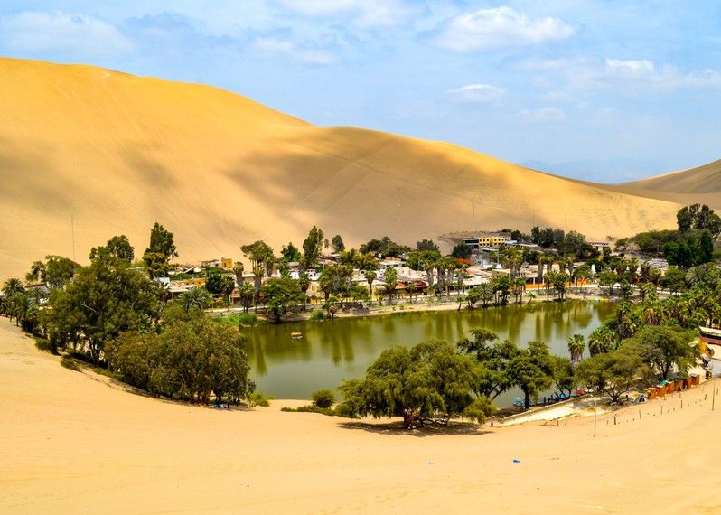 Huacachina, un'oasi nel deserto a ovest della città di Ica, nel sud-ovest del Perù.