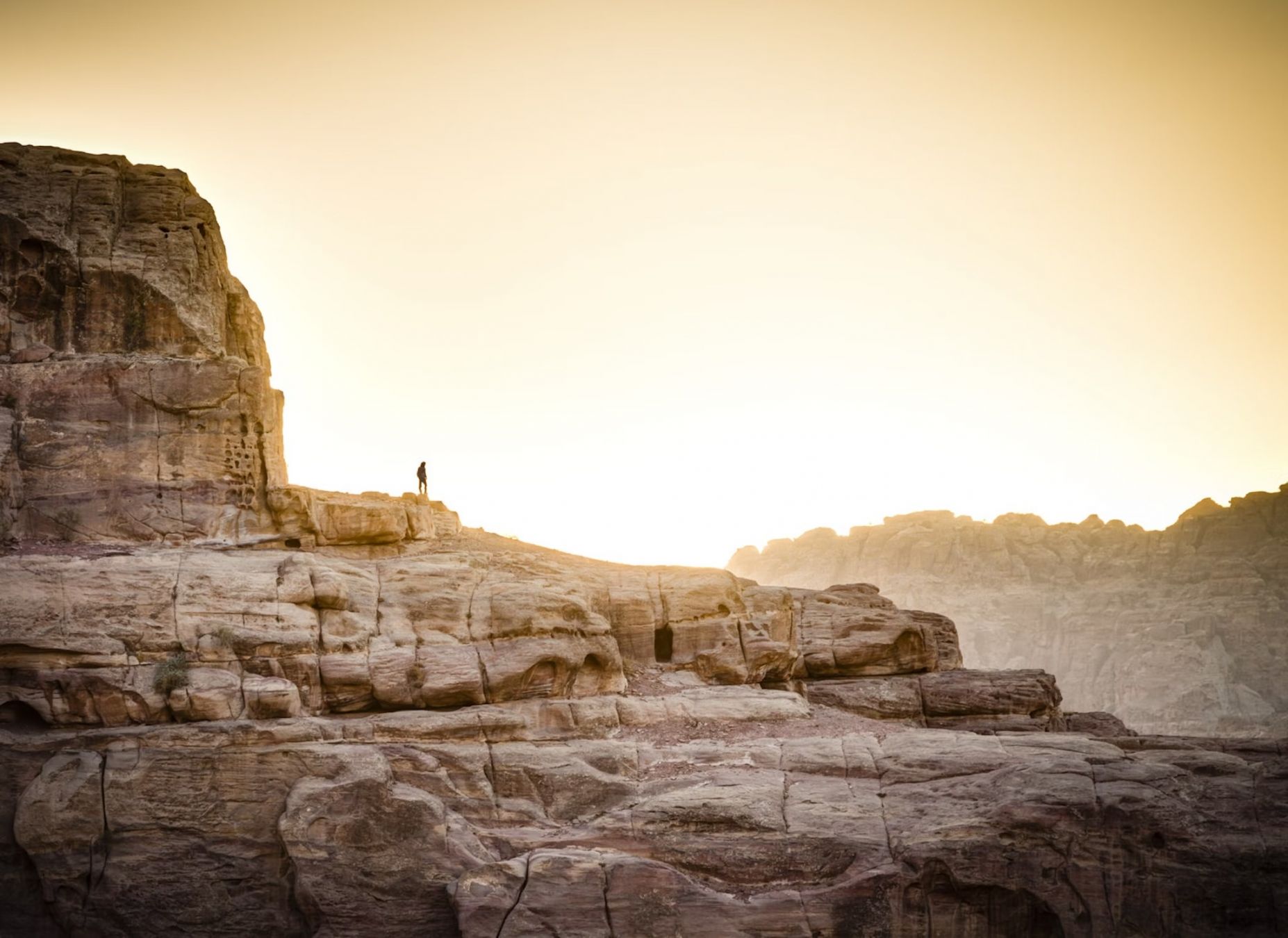 Le facciate scolpite e le scale di Petra sono realizzate in arenaria, una roccia molto delicata © alexeys / Getty Images