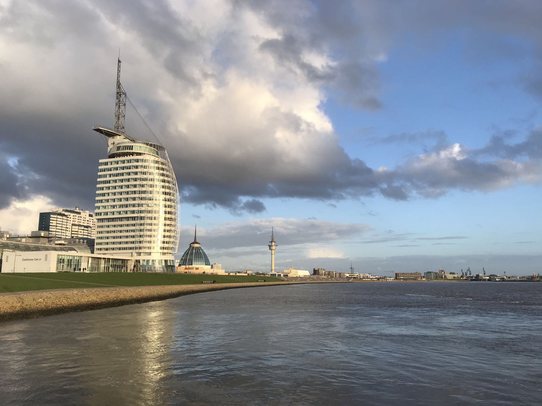 Il seafront di Bremenhaven con l’Atlantic Hotel in primo piano © Dario Bragaglia